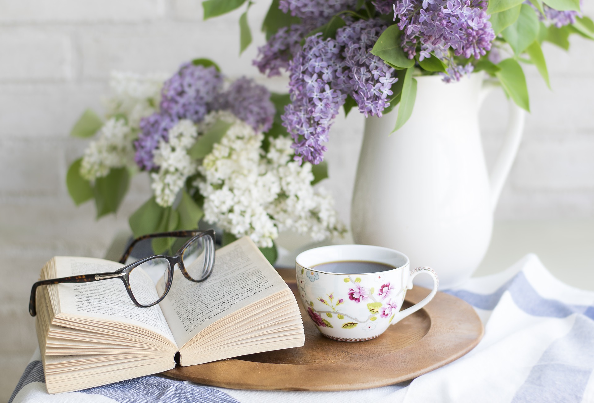 Café - livre - lilas Parent, femme fatigué, stress